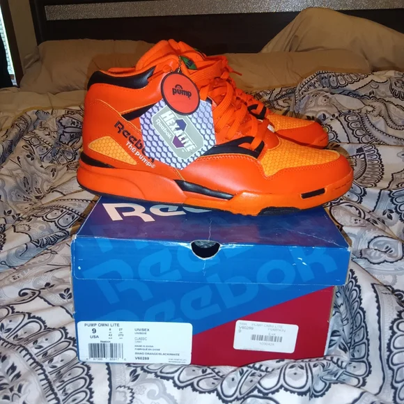 I am selling my Dee Brown Halloween edition Reebok pumps - Picture 2 of 2